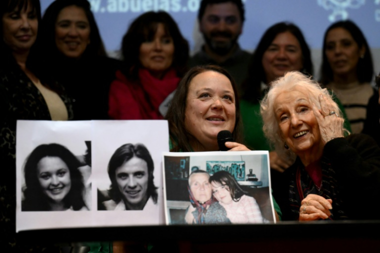 Adriana Metz Romero (à gauche), sœur du "petit-fils 140" retrouvé en Argentine, parle aux côtés d'Estela de Carlotto (à droite), présidente de l'organisation argentine des Grands-Mères de la Place de Mai, lors d'une conférence de presse à Buenos Aires, le 7 juillet 2025 ( AFP / Luis ROBAYO )