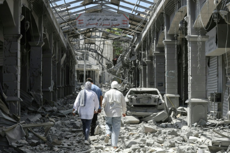 Des habitants déplacés par les combats, de retour à Nabatiyé, au milieu des décombres d'un bâtiment détruit, le 15 juin 2026 dans le sud du Liban ( AFP / MAHMOUD ZAYYAT )