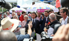 Le candidat Renaissance à l'élection présidentielle Gabriel Attal en visite à la foire de Châlons-en-Champagne, dans la Marne, le 30 août 2026 ( AFP / Sameer AL-DOUMY )