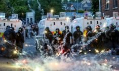 Des feux d'artifice lancés sur la police anti-émeute lors d'une troisième nuit de manifestations visant les immigrés à Ballymena, en Irlande du Nord, le 11 juin 2025 ( AFP / PAUL FAITH )