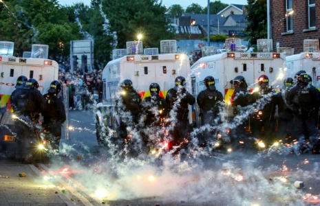 Des feux d'artifice lancés sur la police anti-émeute lors d'une troisième nuit de manifestations visant les immigrés à Ballymena, en Irlande du Nord, le 11 juin 2025 ( AFP / PAUL FAITH )