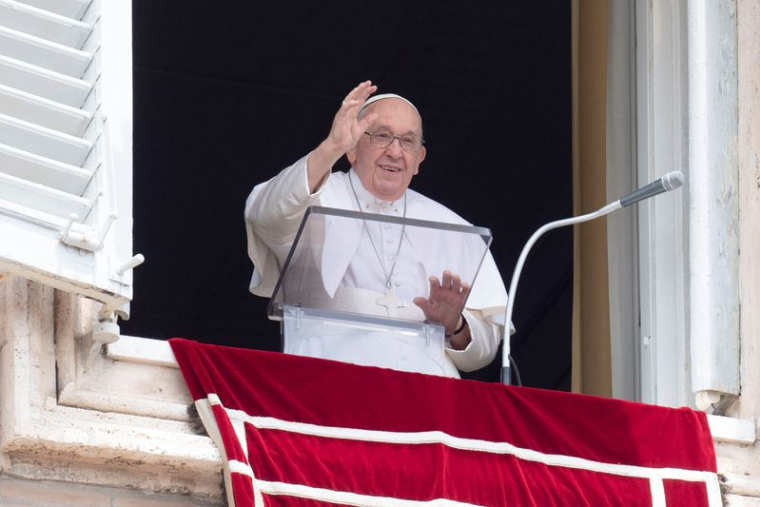 Le pape François dirige la prière de l'Angélus au Vatican