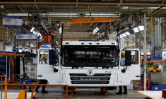 Des employés travaillent à l'usine de Shaanxi Automobile à Xi'an, dans la province chinoise du Shaanxi