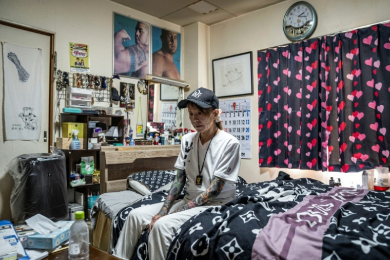 Mako Nishimura, yakuza à la retraite, lors d'une interview avec l'AFP à sa résidence de Gifu, le 28 septembre 2025 au Japon ( AFP / Yuichi YAMAZAKI )