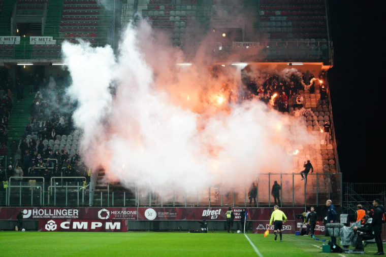 La commission de discipline ferme des tribunes pour des craquages de fumigènes... à l'extérieur