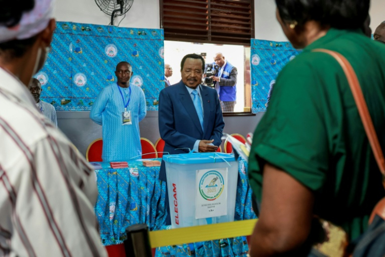 Le président Paul Biya (c) vote lors de l'élection présidentielle à Yaoundé, le 12 octobre 2025 au Cameroun ( AFP / Daniel BELOUMOU OLOMO )