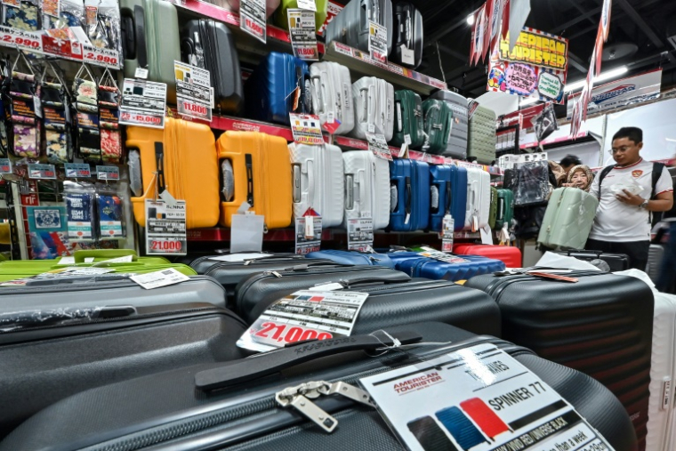 Des clients dans un magasin du détaillant discount japonais Don Quijote, dans le quartier de Shibuya à Tokyo, le 21 avril 2025 ( AFP / Richard A. Brooks )