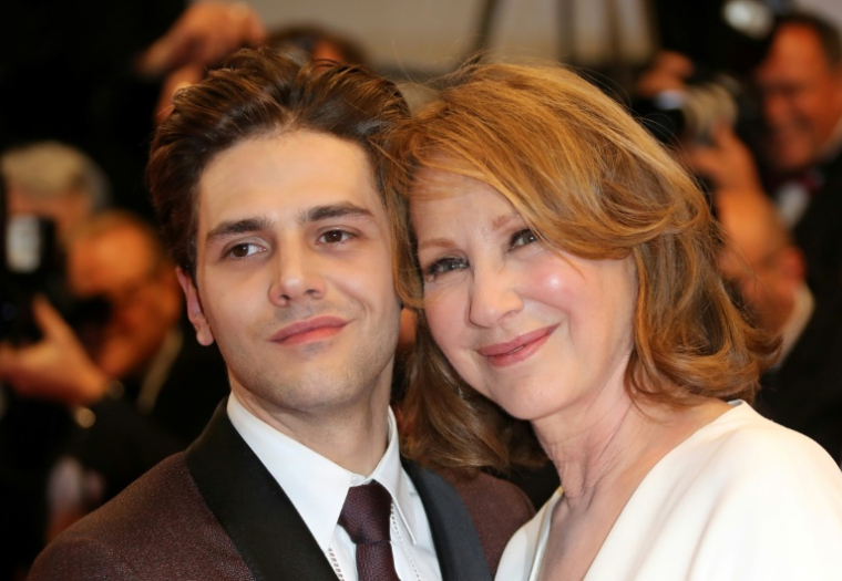 Le réalisateur canadien Xavier Dolan (G) et l’actrice française Nathalie Baye après la projection du film "Juste la fin du monde"  lors du 69e Festival de Cannes, le 19 mai 2016  ( AFP / Valery HACHE )