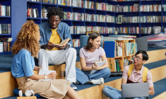 42% des jeunes disent avoir pratiqué avec leurs proches une activité culturelle réservée avec le Pass culture. (crédit : Adobe Stock)