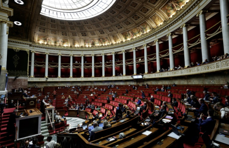Emmanuel Macron retrouve la semaine prochaine le pouvoir de dissoudre l'Assemblée nationale. Mais après l'échec de la précédente dissolution, qui a plombé sa fin de règne, il assure vouloir éviter d'y recourir sauf en cas de blocage du pays ( AFP / STEPHANE DE SAKUTIN )