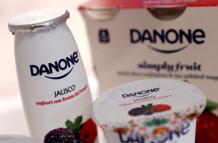 Produits Danone exposés avant la présentation des résultats annuels 2019 du groupe alimentaire français à Paris