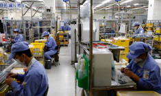 Des employés travaillent dans une usine à Pékin, en Chine