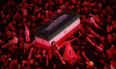 Des personnes en deull entourent le cercueil du défunt guide suprême Ali Khamenei, lors du cortège funèbre dans la ville sainte chiite de Najaf en Irak, le 8 juillet 2026  ( AFP / Ahmad AL-RUBAYE )