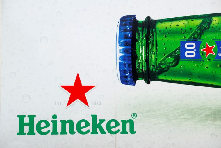 Le logo de la bière Heineken sur un camion de livraison