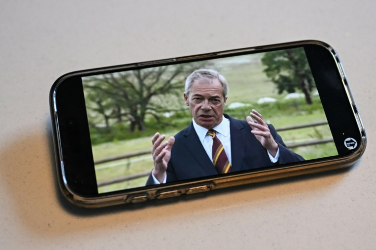 Cette image prise à Liverpool, dans le nord-ouest de l'Angleterre, le 2 juin 2026, montre Nigel Farage, le chef du parti Reform UK, s'exprimant lors d'un "discours d'urgence" diffusé sur sa chaîne YouTube ( AFP / Paul ELLIS )
