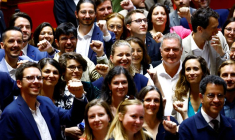 Mathilde Panot visite l'Assemblée nationale avec les nouveaux élus de LFI