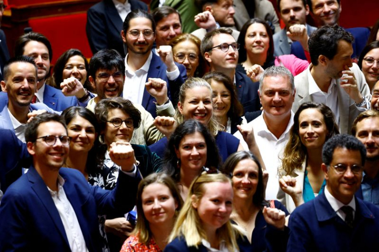 Les législateurs nouvellement élus font leur entrée à l'Assemblée nationale à Paris