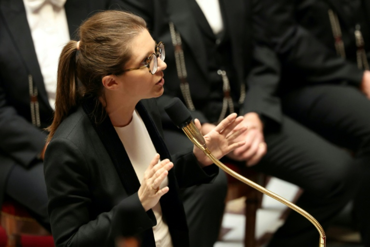 La ministre déléguée chargée de la Lutte contre les discriminations, Aurore Berge, prononce un discours lors d'une séance de questions au gouvernement à l'Assemblée nationale, la chambre basse du Parlement français, à Paris, le 14 avril 2026. ( AFP / Alain JOCARD )