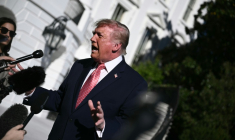 Le président américain Donald Trump parle à des journalistes à la Maison Blanche, à Washington, le 19 octobre 2026 ( AFP / Brendan SMIALOWSKI )