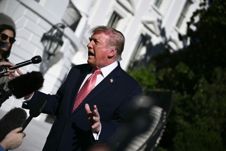Le président américain Donald Trump parle à des journalistes à la Maison Blanche, à Washington, le 19 octobre 2026 ( AFP / Brendan SMIALOWSKI )