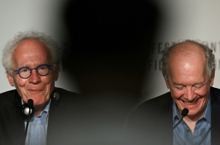 Les frères Jean-Pierre (à gauche) et Luc Dardenne, prix du scénario pour "Jeunes Mères", le 24 mai 2025 au festival de Cannes ( AFP / Julie SEBADELHA )