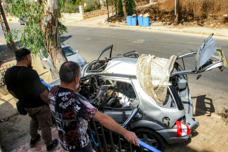 La voiture de la famille d'Amani Bazzi après une frappe israélienne à Bint Jbeil, dans le sud du Liban, le 22 septembre 2025 ( AFP / Mahmoud ZAYYAT )