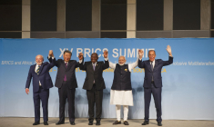 Le président du Brésil Luiz Inacio Lula da Silva, le président de la Chine Xi Jinping, le président de l'Afrique du Sud Cyril Ramaphosa, le Premier ministre de l'Inde Narendra Modi et le ministre russe des Affaires étrangères Sergueï Lavrov, au sommet des Brics, à Johannesburg le 23 août 2023. ( POOL / ALET PRETORIUS )