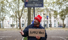 Un manifestant devant le panneau de l'esplanade du Souvenir français à Orléans, tient une pancarte sur laquelle est inscrit "Aimez-vous", le 24 octobre 2026  ( AFP / ROMAIN PERROCHEAU )