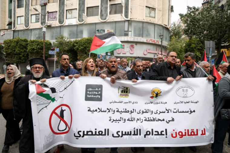 Des Palestiniens manifestent contre la loi adoptée au Parlement israélien instaurant la peine de mort pour les "terroristes", à Ramallah, en Cisjordanie occupée, le 1er avril 2026 ( AFP / Zain JAAFAR )