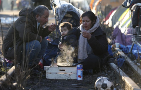 A CALAIS, LES RÉFUGIÉS CONTINUENT DE RÊVER D'ANGLETERRE MALGRÉ LA MENACE RWANDAISE
