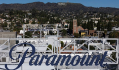 Le logo Paramount devant le panneau Hollywood