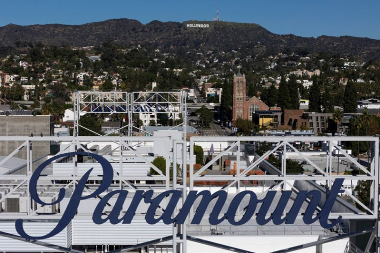 Le logo Paramount devant le panneau Hollywood