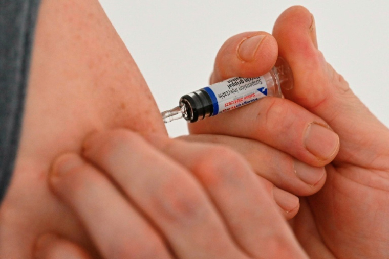 Les sénateurs ont approuvé dimanche à main levée la vaccination obligatoire contre la grippe des soignants exerçant à titre libéral ( AFP / Jean-Christophe VERHAEGEN )