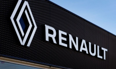 Un logo de Renault est visible à l'extérieur d'un concessionnaire automobile Renault à Arnhem.