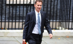 Le ministre des Finances britannique, Jeremy Hunt devant le Number 10 Downing Street à Londres