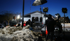 Des équipes de télévision sont installées devant une salle municipale de Chappaqua, dans l'Etat de New York, où vont être auditionnés les époux Clinton par une commission parlementaire sur leurs liens avec le criminel sexuel Jeffrey Epstein, le 26 février 2026 ( AFP / CHARLY TRIBALLEAU )