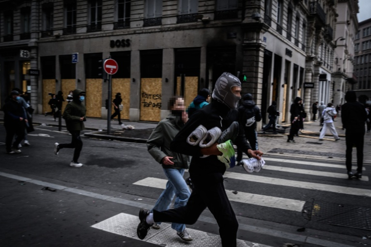 Un pillard à Lyon le 17 octobre 2026 ( AFP / JEFF PACHOUD )