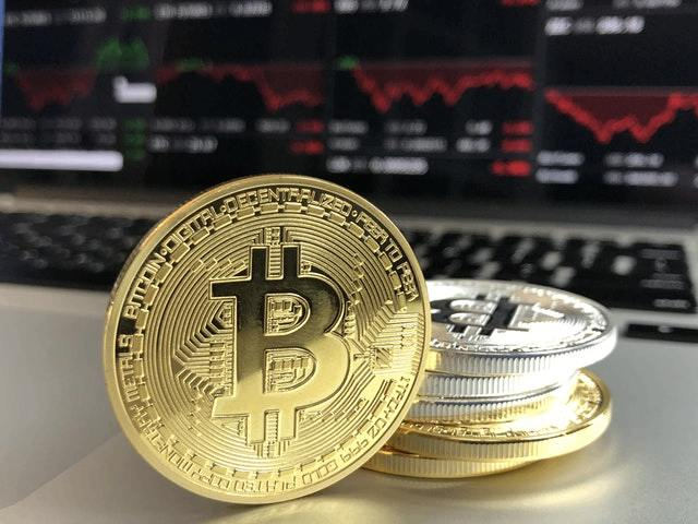 "Mi monnaie, mi produit financier, le Bitcoin est un nouvel animal, obtenu par croisement de la puissance de calcul des ordinateurs, par la faible rentabilité des placements monétaires et obligataires,et par le croissant désir d’éviter les réseaux officiels, au bénéfice des réseaux privés." (crédits : Pexels)