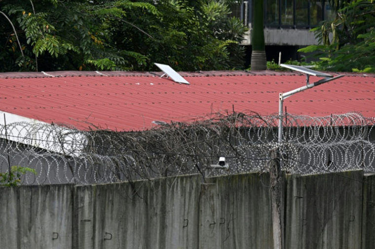 Bâtiment surmonté de ce qui semble être une antenne satellite Starlink dans le complexe KK Park dans le canton de Myawaddy en Birmanie, photographié depuis Mae Sot en Thaïlande, le 17 septembre 2025 ( AFP / Lillian SUWANRUMPHA )