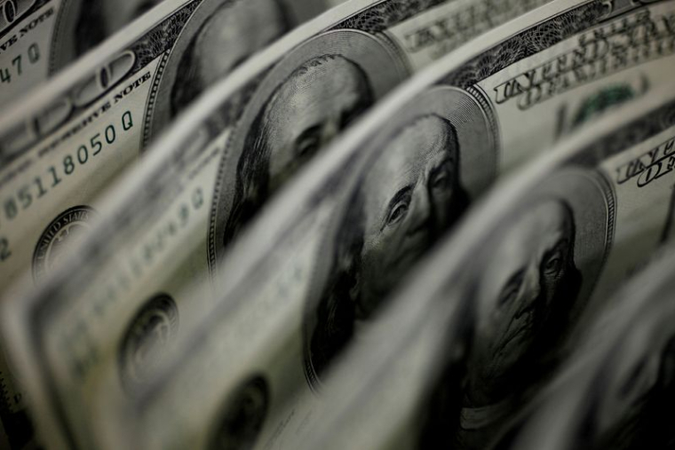 Une illustration de billets de banque américains de 100 dollars