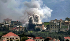 Frappe aérienne israélienne sur le village de Khiam, dans le sud du Liban, près de la frontière avec Israël, vue depuis la ville voisine de Marjayoun, le 16 mars 2026 ( AFP / - )