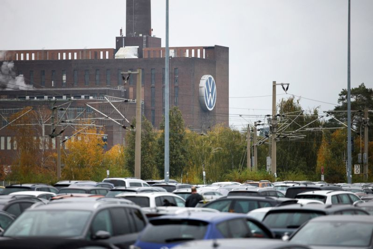 Un bâtiment d'usine au siège de Volkswagen est photographié