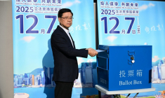 Le chef de l'exécutif de Hong Kong, John Lee, vote lors des élections au Conseil législatif à Hong Kong, le 7 décembre 2025 ( AFP / Peter PARKS )