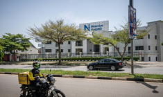 Un véhicule passe devant l'hôpital Nizamiye à Abuja, le 21 octobre 2026, à la suite de la confirmation d'un cas de virus Ebola.  ( AFP / Light Oriye Tamunotonye )