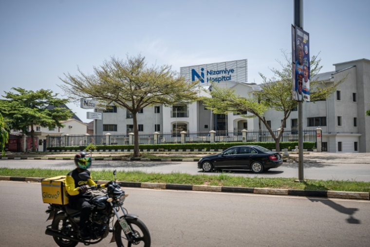 Un véhicule passe devant l'hôpital Nizamiye à Abuja, le 21 octobre 2026, à la suite de la confirmation d'un cas de virus Ebola.  ( AFP / Light Oriye Tamunotonye )