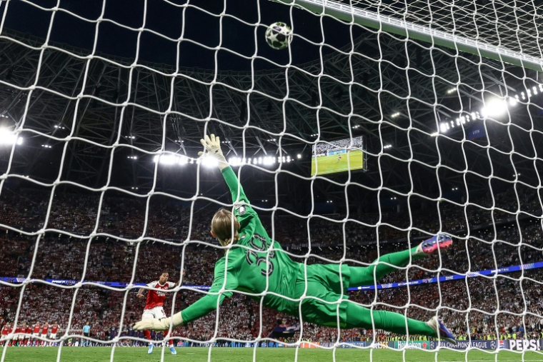 Le Brésilien Gabriel expédie son tir au but au-dessus du but de Matvei Safonov, en finale de la Ligue des champions entre le PSG et Arsenal, le 30 mai 2026 à Budapest ( AFP / FRANCK FIFE )