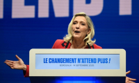 Marine Le Pen (Rassemblement national) devant des partisans à Bordeaux, le 14 septembre 2025 ( AFP / Christophe ARCHAMBAULT )