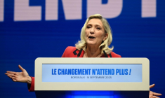 Marine Le Pen (Rassemblement national) devant des partisans à Bordeaux, le 14 septembre 2025 ( AFP / Christophe ARCHAMBAULT )