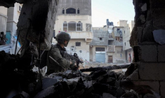 Un soldat israélien tient son arme à Khan Younis, dans la bande de Gaza