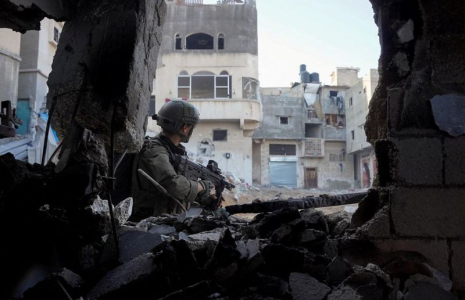 Un soldat israélien tient son arme à Khan Younis, dans la bande de Gaza
